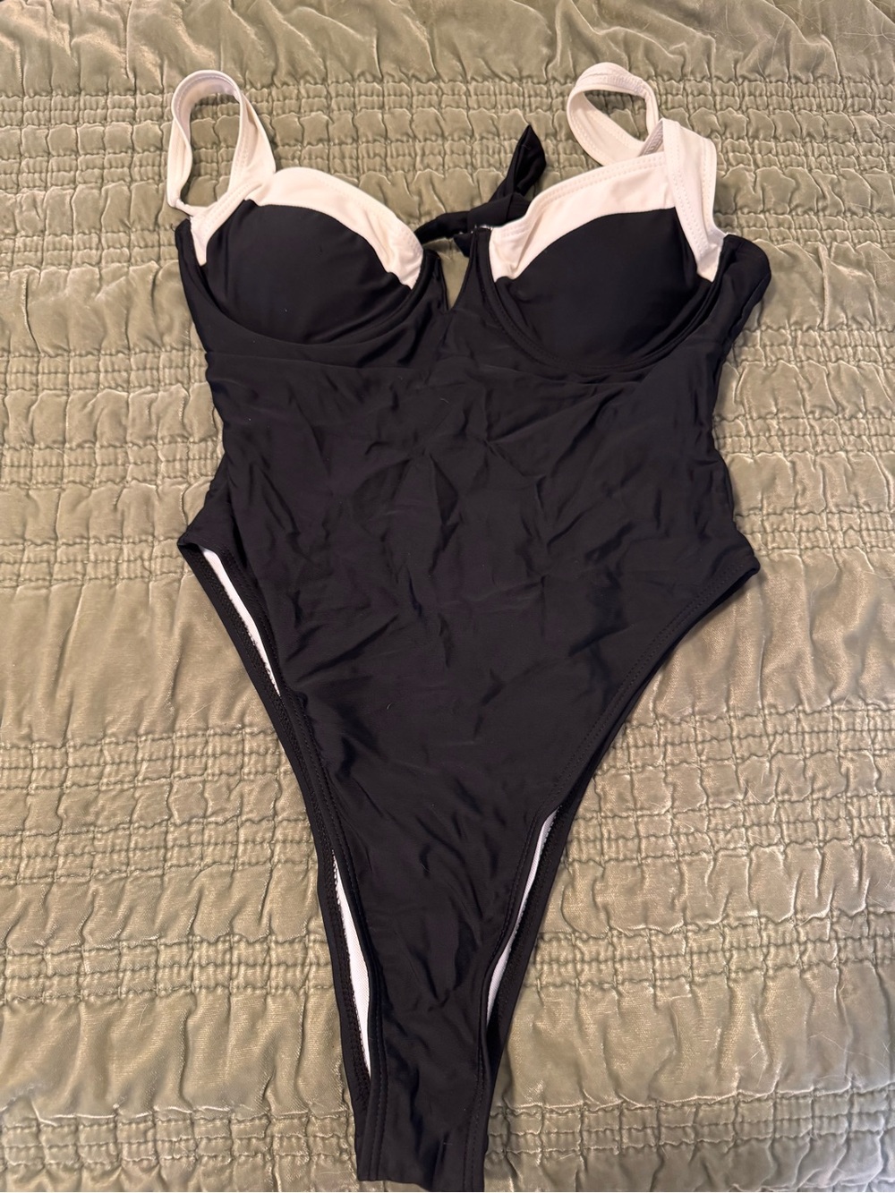 SHEIN Black and White Underwire One-Piece Swimsuit